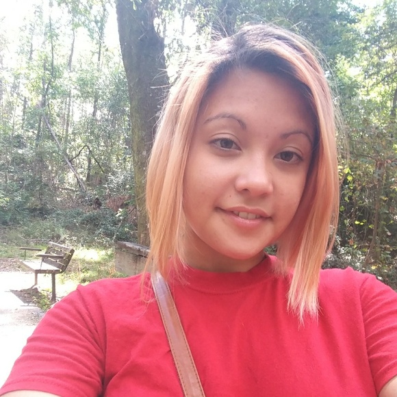 Meet your Posher, Melissa😘 - Picture 1 of 3